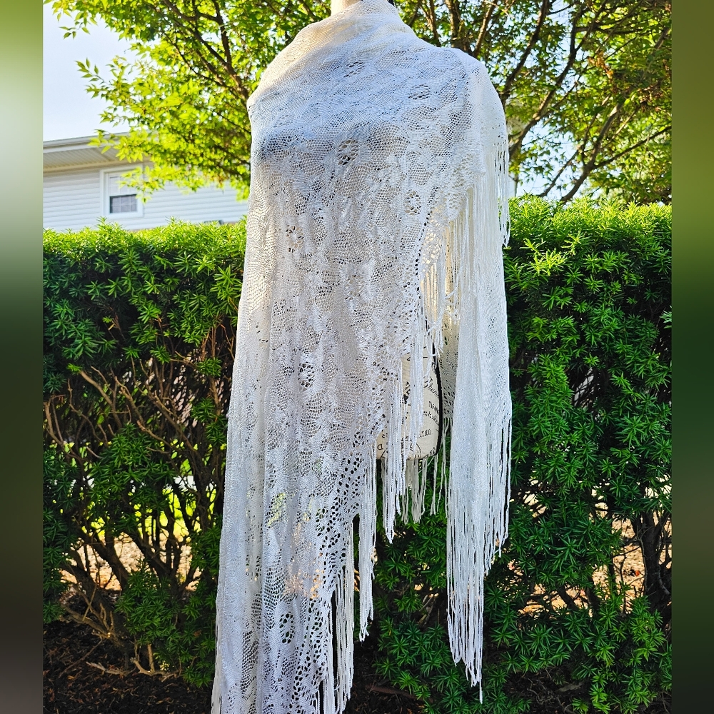 VTG Jump Apparel Co. By Wendye Chaitin Ivory Triangular Fringe Shawl.